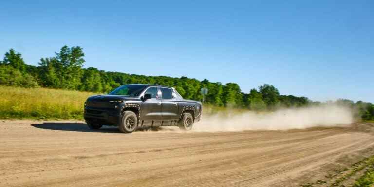 Le Chevrolet Silverado 2024 EV présenté en test alors que la production se rapproche