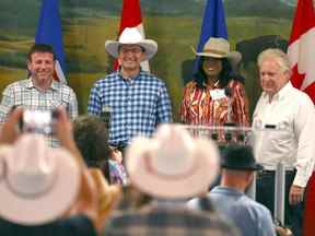 Les candidats à la direction du parti conservateur, de gauche à droite, Roman Baber, Pierre Poilievre, Leslyn Lewis et Jean Charest à Calgary le 9 juillet 2022. Scott Aitchison, non représenté, est également candidat.