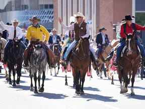 L'acteur Kevin Costner dirige le défilé du Stampede en tant que maréchal du défilé le premier jour du Stampede annuel de Calgary à Calgary, Alberta, Canada le 8 juillet 2022. REUTERS/Todd Korol