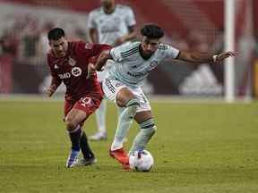 25 juin 2022 ;  Toronto, Ontario, CAN ;  Le milieu de terrain du Atlanta United FC Marcelino Moreno (10) se bat avec le milieu de terrain du Toronto FC Alejandro Pozuelo (10) pour le ballon au cours de la seconde moitié au BMO Field.