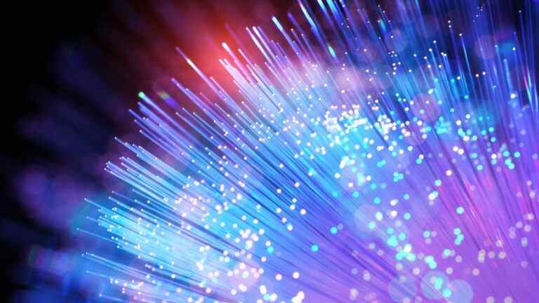 Transfert de données record de 1,84 pétabit/s réalisé avec une puce photonique et un câble à fibre optique