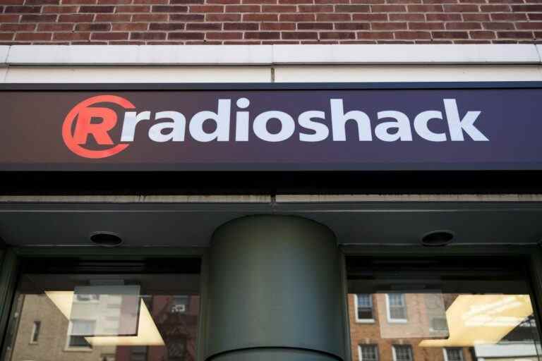 Le cadavre profané du détaillant d'électronique raté Radioshack ramené d'entre les morts sous la forme d'un zombie crypto-meme chancelant 
