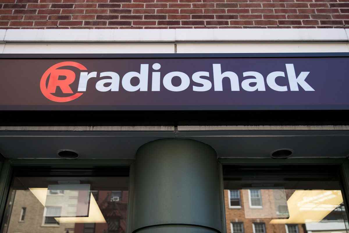 Le cadavre profané du détaillant d'électronique raté Radioshack ramené d'entre les morts sous la forme d'un zombie crypto-meme chancelant 
