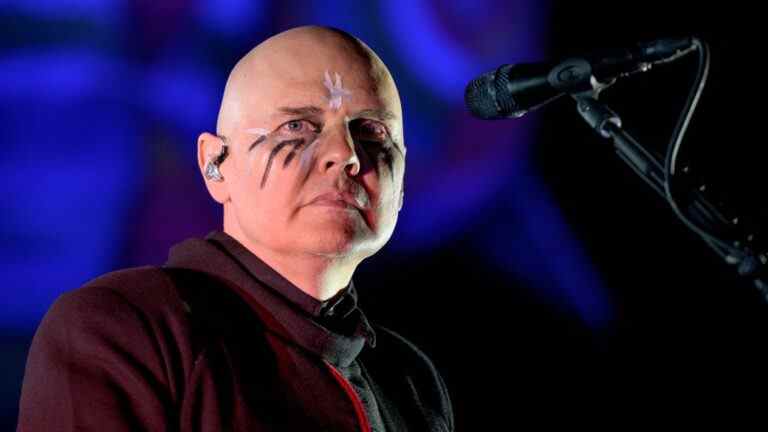 Le chanteur de Smashing Pumpkins, Billy Corgan, organise un spectacle-bénéfice pour les victimes de la fusillade de Highland Park
