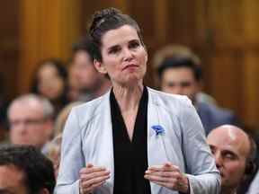 L'ancienne ministre des Sports Kirsty Duncan en 2018, lorsqu'elle a publié une directive stipulant que les organisations financées par le gouvernement fédéral « doivent immédiatement divulguer tout incident de harcèlement, d'abus ou de discrimination qui pourrait compromettre le projet ou la programmation au ministre des Sports et des Personnes handicapées ».