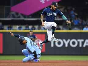 JP Crawford des Mariners de Seattle saute après avoir battu Lourdes Gurriel Jr. des Blue Jays de Toronto lors de la cinquième manche au T-Mobile Park samedi soir.