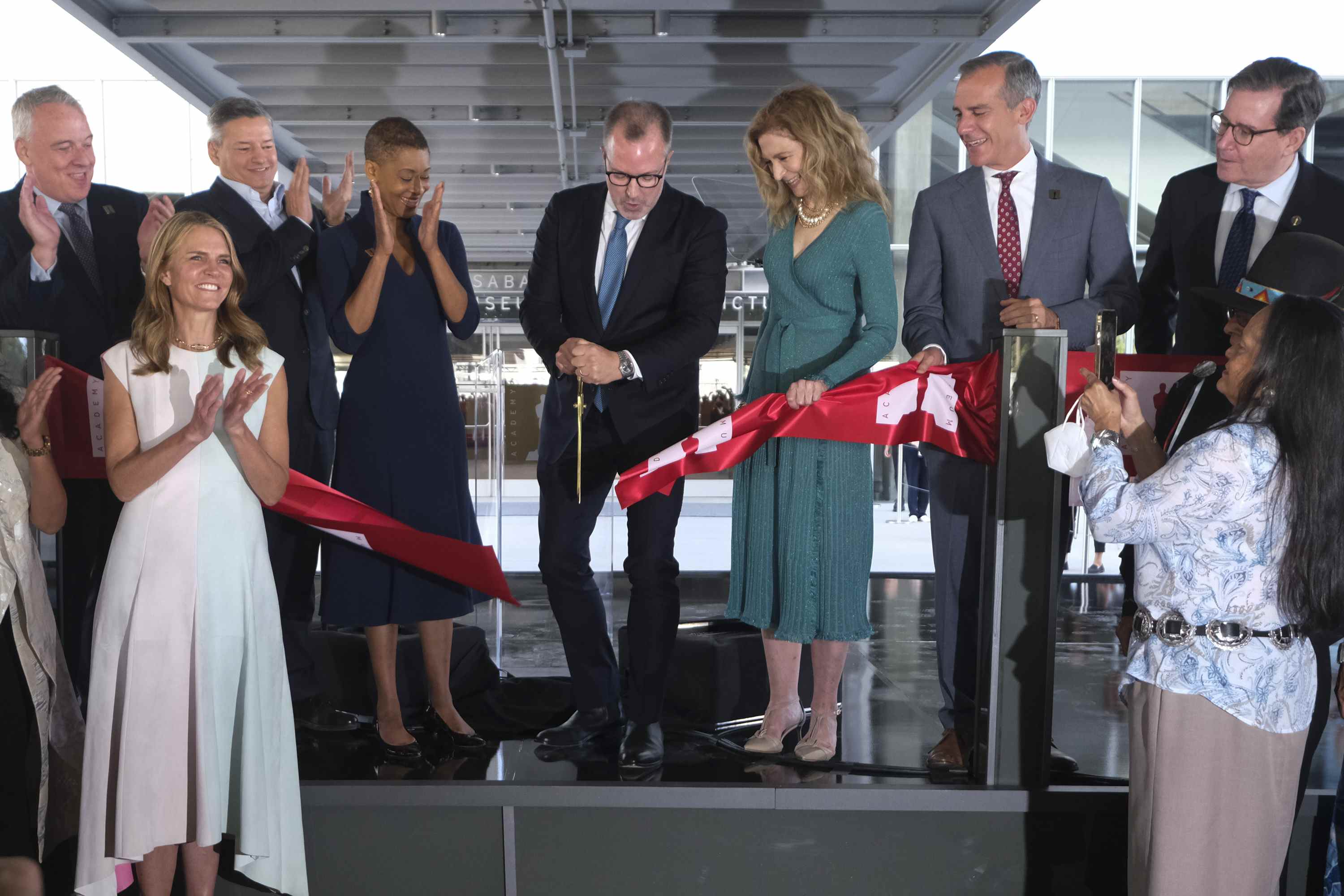 Ted Sarandos, Jacqueline Stewart, Bill Kramer, Dawn Hudson, Eric Garcetti, David Rubin, Effie T. Brown, Nithya Raman, Colleen Bell, Jimi Castillo et Virginia Carmelo assistent à la cérémonie d'inauguration et à l'inauguration officielle du Musée de l'Académie of Motion Pictures le 30 septembre 2021 à Los Angeles.  (Ringo Chiu via AP)