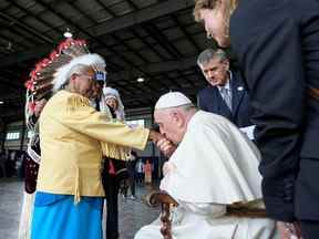 Le pape François est accueilli après son arrivée à l'aéroport international d'Edmonton le 24 juillet 2022.