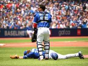 Le receveur des Blue Jays de Toronto, Gabriel Moreno (55 ans), vérifie le lanceur partant Kevin Gausman après que Gausman a été touché par une balle frappée par un frappeur des Rays de Tampa Bay lors de la deuxième manche de la Ligue américaine de baseball à Toronto, le samedi 2 juillet 2022. Gausman quitterait le jeu, même si les rayons X étaient négatifs.