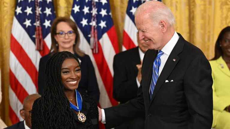 Le président Biden décerne la médaille présidentielle de la liberté à Simone Biles et Denzel Washington
