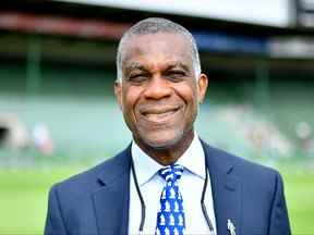 Michael Holding est un commentateur de cricket jamaïcain et ancien joueur de cricket lors de la cinquième journée du 3e match test entre l'Afrique du Sud et l'Angleterre au St Georges Park le 20 janvier 2020 à Port Elizabeth, en Afrique du Sud.