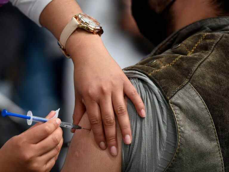 Le tribunal confirme le droit des médecins d’exiger la vaccination contre le COVID pour les patients ayant subi une greffe d’organe, affirmant que l’alternative est un « chaos médical »