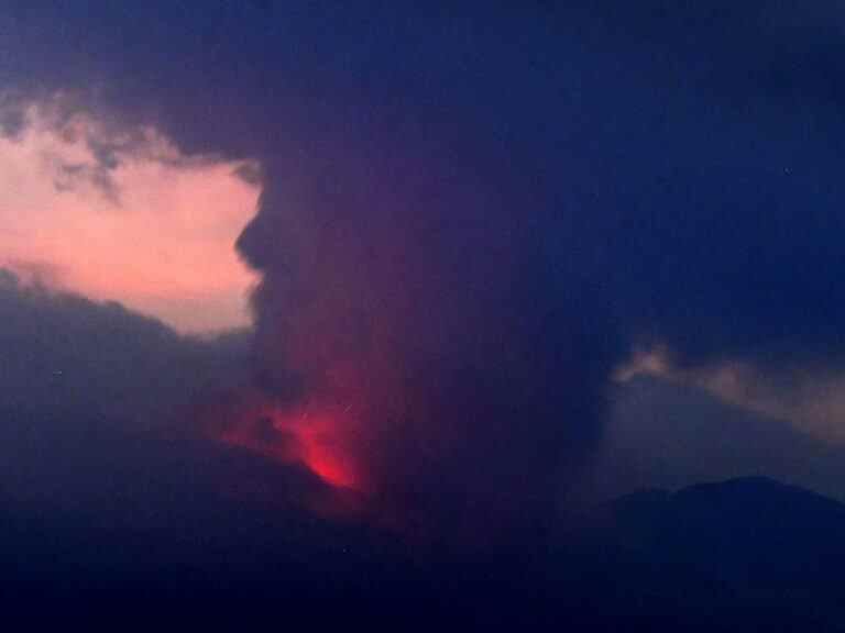 Le volcan japonais Sakurajima entre en éruption, provoquant une évacuation