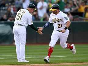 Stephen Vogt des Oakland Athletics court autour des bases après avoir frappé un coup de circuit en fin de sixième manche contre Alek Manoah des Blue Jays de Toronto le 4 juillet 2022 à Oakland.