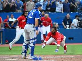 16 juillet 2022 ;  Toronto, Ontario, CAN ;  Le frappeur pincé des Blue Jays de Toronto, Raimel Tapia, plonge pour marquer le point gagnant contre les Royals de Kansas City lors de la 10e manche au Rogers Centre.