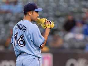 Le lanceur partant des Blue Jays de Toronto Yusei Kikuchi (16 ans) réagit lors de la troisième manche contre les Oakland Athletics au RingCentral Coliseum le 5 juillet 2022.