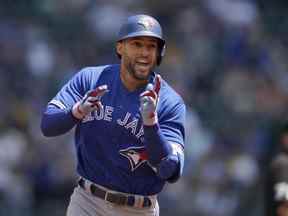 George Springer des Blue Jays de Toronto a eu une autre soirée de congé vendredi à Boston pour reposer son coude endolori.