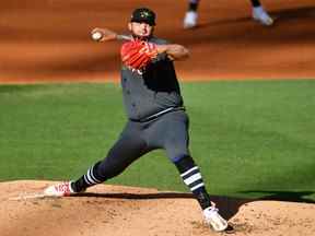 Le lanceur de la Ligue américaine Alek Manoah des Blue Jays de Toronto lance contre la Ligue nationale lors de la deuxième manche du match des étoiles de la MLB 2022 au Dodger Stadium mardi soir.