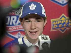 Fraser Minten donne une entrevue après avoir été sélectionné par les Maple Leafs de Toronto au deuxième tour du repêchage de la LNH au Centre Bell.