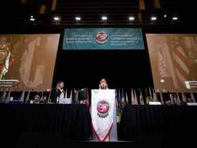 La chef nationale de l'Assemblée des Premières Nations, RoseAnne Archibald, prend la parole lors de l'assemblée générale annuelle de l'APN, à Vancouver, le mardi 5 juillet 2022.