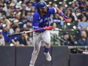 25 juin 2022 ;  Milwaukee, Wisconsin, États-Unis ;  Le voltigeur gauche des Blue Jays de Toronto Lourdes Gurriel Jr. (13 ans) frappe un doublé en cinquième manche lors du match contre les Milwaukee Brewers à l'American Family Field.