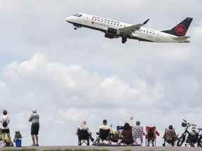 Un avion d'Air Canada décolle de l'aéroport Trudeau de Montréal, le jeudi 30 juin 2022.