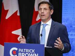 Le candidat Patrick Brown au débat à la direction du Parti conservateur du Canada en anglais à Edmonton, en Alberta, le mercredi 11 mai 2022. LA PRESSE CANADIENNE/Jeff McIntosh