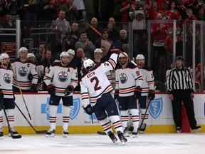 Le défenseur des Oilers d'Edmonton et ancien joueur des Blackhawks de Chicago Duncan Keith (2) est honoré lors de la première période contre son ancienne équipe au United Center.