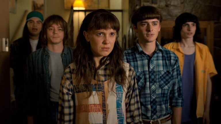 Les détails méticuleux qui sont entrés dans les costumes de Stranger Things 4 Cast
