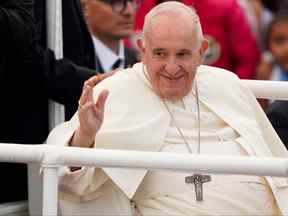 Le pape François salue la foule alors qu'il quitte la Citadelle de Québec à Québec, Québec, le 27 juillet 2022.