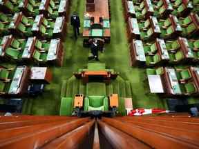 Pages fait des préparatifs à la Chambre des communes sur la colline du Parlement à Ottawa le vendredi 19 novembre 2021.