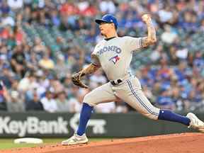 Le lanceur partant des Blue Jays de Toronto Anthony Banda (43 ans) lance aux Mariners de Seattle lors de la première manche au T-Mobile Park le 7 juillet 2022.