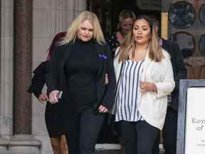 La mère d'Archie Battersbee, Hollie Dance, à gauche, quitte la Royal Courts of Justice de Londres, en Angleterre, le lundi 25 juillet 2022.