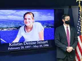 Le procureur de district adjoint Chris Peuvrelle écoute une accusation de meurtre contre Paul Flores dans l'affaire Kristin Smart lors d'une conférence de presse, le mercredi 14 avril 2021, à Arroyo Grande, en Californie. (David Middlecamp/The Tribune (de San Luis Obispo) via AP)