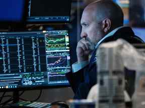 Les commerçants travaillent sur le parquet de la Bourse de New York.