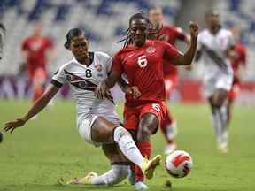 Deanne Rose du Canada, à droite, se bat pour le ballon avec Victoria Swift de Trinité-et-Tobago lors du match entre le Canada et Trinité-et-Tobago dans le cadre du championnat Concacaf W 2022 au stade BBVA le 05 juillet 2022 à Monterrey, au Mexique.