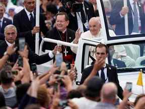 Le pape François salue la foule alors qu'il quitte la Citadelle de Québec à Québec, le 27 juillet 2022.