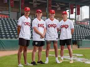 De gauche à droite, les joueurs d'Okotoks Dawgs Brody Forno, Connor Crowson, Rylan Penner et Alejandro Cazorla.