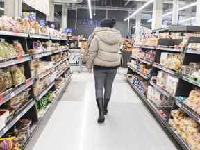 Des gens font leurs courses dans une épicerie à Montréal.