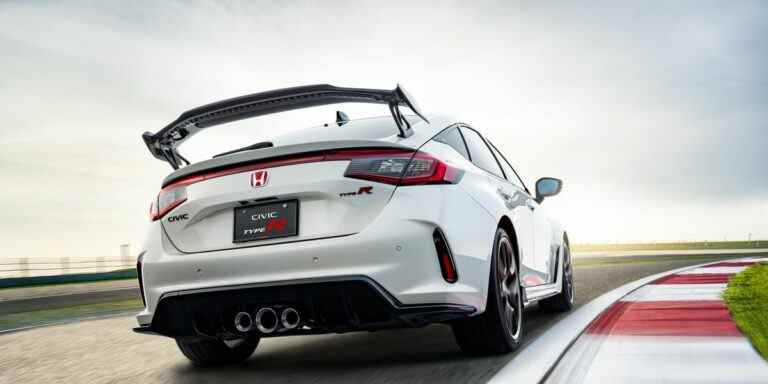 L’option de becquet en carbone de la Honda Civic Type R 2023 permet d’économiser deux livres