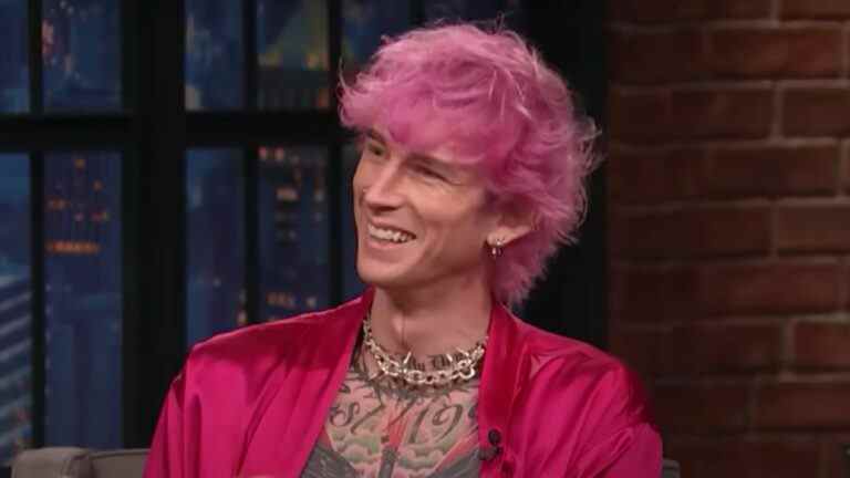 Machine Gun Kelly et Seth Meyers plaisantent à propos de lui brisant une coupe de champagne contre sa tête, mais la vidéo est assez noueuse
