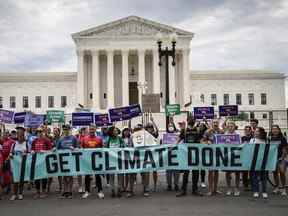 Des militants écologistes se rassemblent devant la Cour suprême des États-Unis le 6 juillet 2022 à Washington, DC.