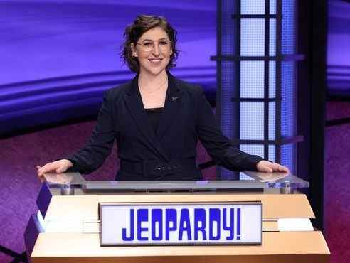 Mayim Bialik parle de Jeopardy !  critique