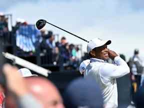 Le golfeur américain Tiger Woods joue à partir du 12e tee lors de son deuxième tour le jour 2 du 150e British Open Golf Championship sur The Old Course à St Andrews en Écosse le 15 juillet 2022.