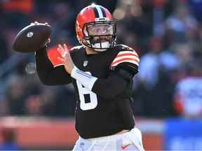 Baker Mayfield des Cleveland Browns lance une passe contre les Ravens de Baltimore en première mi-temps au FirstEnergy Stadium le 12 décembre 2021 à Cleveland, Ohio.