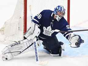 Le gardien de but des Maple Leafs de Toronto Jack Campbell (36 ans) effectue un arrêt de gant contre le Lightning de Tampa Bay lors du septième match du premier tour des séries éliminatoires de la Coupe Stanley 2022 à la Scotiabank Arena.