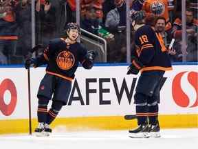 Kailer Yamamoto (56 ans) des Oilers d'Edmonton célèbre un but avec ses coéquipiers sur le gardien de but des Sharks de San Jose James Reimer (47 ans) lors de la deuxième période d'action de la LNH à Rogers Place le jeudi 28 avril 2022.