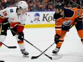 Zack Kassian (44 ans) des Oilers d'Edmonton s'est entretenu avec Matthew Tkachuk (19 ans) des Flames de Calgary quelques instants avant que le duo ne se batte lors de la première période de la LNH à Rogers Place, à Edmonton le mercredi 29 janvier 2020.