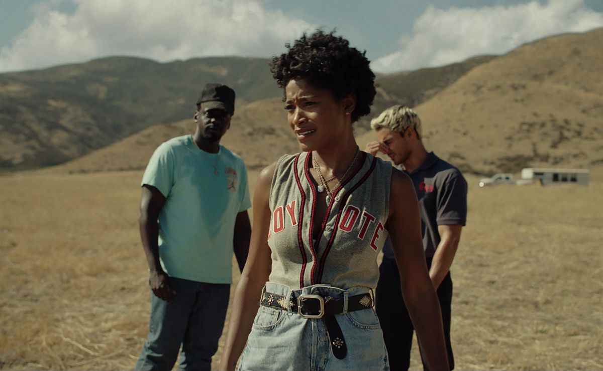 OJ Haywood (Daniel Kaluuya), Emerald Haywood (Keke Palmer) et Angel Torres (Brandon Perea) debout dans un champ desséché à Nope