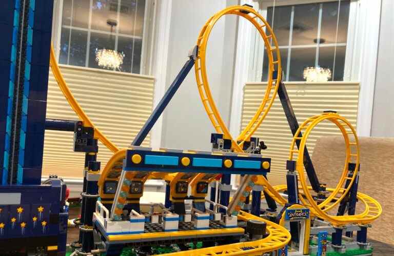 Nous construisons le LEGO : Loop Coaster, qui comprend 2 boucles dignes d'un Barf
